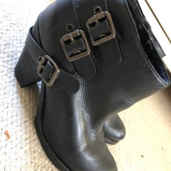 Schutz Black Leather Booties. - Picture 2 of 6